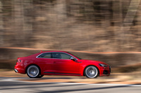 駆動システムは、前：後ろ＝40：60と、“リア寄り”の駆動力配分を基本とするフルタイム4WD。リヤ左右輪間のトルク分配を可変制御するスポーツディファレンシャルが標準装備されるほか、可変ダンパー付きのサスペンションやステアリング機構にも独自のチューニングがなされている。