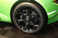 六角形をモチーフとした、20インチホイール「Damiso」。タイヤはブリヂストンの「ポテンザ スポーツ」が組み合わされる。