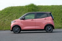 容量20kWhの駆動用リチウムイオンバッテリーは床下に搭載される。フロアトンネルを活用して収められているため、室内スペースに影響を与えていない。