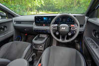 スタンダードな「アイオニック5」ではホワイトやブラウンも選べるのに対し、インテリアカラーはブラックのみのストイックな設定だ。