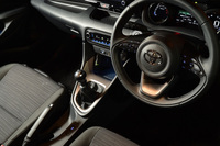 6段MTを搭載する「ヤリスX」のインテリア。ヤリスのインテリアは安っぽく質感もイマイチなれど、エクステリアは大いに個性的。デビュー当時は“わけあり毒虫”呼ばわりしていたが、あと数年たてば目が慣れるのだろうか。