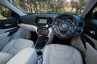 テスト車のインテリアカラーは、「グラナイトクリスタルメタリック」のボディーカラーのみと組み合わされる「ブラック／スキーグレー」。