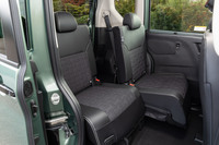 リアシートは左右独立式で、クラス最長となる320mmのスライド調整機構が備わる。