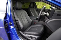 サイドサポートが大きく張り出した前席。「快適温熱シート」「ベンチレーション」といった快適機能が備わる。