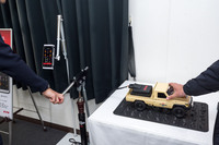 モデルカーに搭載したIMUセンサーと可変ダンパーを接続し、「アクトライド」の素早い制御を体感。スタッフがデコボコ道を走らせたり、手で車体を揺さぶったりすると、ダンパーを押す手応えがその都度変化して興味深かった。