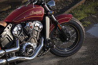 「スカウト100thアニバーサリーエディション」の特徴は、100年前に登場した初代スカウトをモチーフにしたその意匠。インディアンレッドのペイントにブラックのワイヤースポークホイールが目を引く。