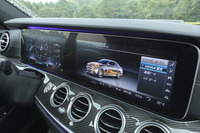 インストゥルメントパネルには、12.3インチのワイドディスプレイが2枚並ぶ。左ハンドル車の場合は、左（写真奥）がメーターパネルとして、右（同手前）がインフォテインメントシステム用に使われる。