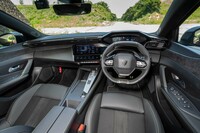 ステアリングホイールよりもメーターパネルを上にレイアウトしたプジョーならではの「iコックピット」。エアアウトレットをダッシュボードの一番上に直線的に並べたところがスマートだ。