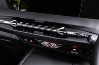 空調関連スイッチの下に、インテリアとの調和を崩さぬようデザインされた薄型のエアコン吹き出し口を配置。エンジンのスタート／ストップスイッチにも“クル・ド・パリ”と呼ばれる文様が用いられている。