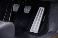 ポルシェ伝統の、いわゆるオルガン式アクセルペダルを採用。右ハンドル仕様でもペダルレイアウトに違和感はなかった。写真のアルミニウムフットペダルは3万9815円のオプションアイテム。