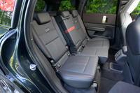 後席には「BMW X1」譲りの座面のスライド調整機構が備わっている。