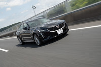 駆動方式はグレードによって異なり、「プラチナム」はFR、「スポーツ」はフルタイム4WDとなる。