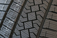 帯状のブロックに施された、「ダブルサイドトゥサイドグルーブ」と「スクエアブロック」。