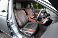 テストした「クラウン2.5 G」ではファブリックシートが標準。レザーシートはベンチレーション機能などとのセットオプション（30万5800円）にて提供される。