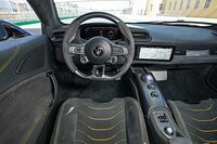 整理整頓され、機能的で、ドライバーの手の届くところにすべてがある。シンプルで完璧なコックピット。