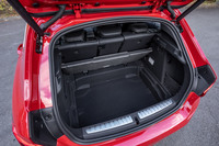 荷室床下にはフラットなサブトランクが備わる。通常使用時の荷室容量は、先代モデルよりも20リッター多い380リッター。