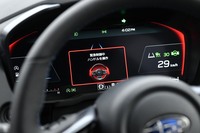 「アイサイトX」には、ドライバーが意識を失った際に、車両が自動的な制御に移行して停車する機能も。写真はその「ドライバー異常時対応システム」が作動した際のメーターパネル。