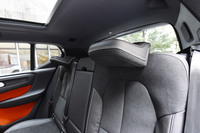 後席のヘッドレストは可倒式。乗員がいない場合は写真のように畳むことで、ドライバーの後方視界を確保する。