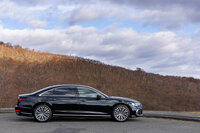 「A8 L」の最小回転半径は6m。オプションの後輪操舵システム装着車は5.5mとなるが、いずれにせよ狭い場所は苦手だ。