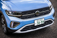 新デザインのバンパーが採用され、顔つきが垢（あか）抜けた「Tクロス」。今回試乗した「TSIスタイル」には、LEDマトリックスヘッドライト"IQ.LIGHT"やダイナミックインジケーター付きのLEDテールランプなどが標準で装備される。