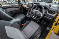 すっかり現代化された、新型「カングー」のコックピット。水平基調のインストゥルメントパネルや浮き上がって見えるセンターモニターが特徴となっている。