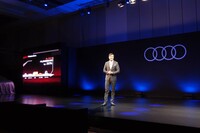 アウディブランドのEV戦略について説明するマティアス・シェーパース氏。「ユーザー側も、マイカーをクリーンなエネルギーで走らせたいという思いを抱くようになってきている。メーカーとしてはその思いに応えたい」。
