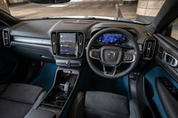 「XC40」の流れをくむインテリアは、本革を使用しないレザーフリーデザインになっている。実際にステアリングホイールを握ってみても、言われなければわからないほどの自然なタッチだった。