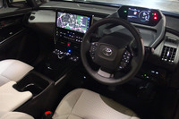 ステアリングホイールの上部リム越しに見るメーターの配置や、大型のセンターモニターが目を引く「bZ4X」のインストゥルメントパネル。メーターには7インチ、センターのインフォテインメントシステム用には12.3インチサイズの液晶パネルが採用される。