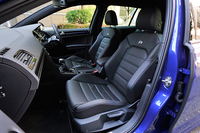 運転席には、フォルクスワーゲンR社がデザインした8ウェイスポーツシートを採用する。