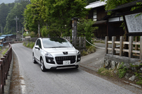 栃本関所跡の前を通る秩父往還道は日本の道100選にも選ばれている。山肌に集落や畑がある景色は素晴らしいが狭いので注意が必要。