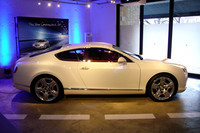 先代モデルのイメージを色濃く残す、新型のサイドビュー。写真の展示車両は、オプションの21インチホイールを履く。