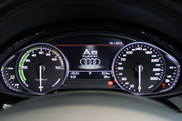 「A8ハイブリッド」のメーターパネル。