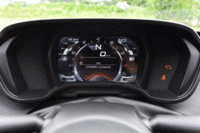 メーターは液晶表示。左右の枠外には、各種の警告等がレイアウトされている。（画像をクリックすると表示バリエーションが見られます）
    