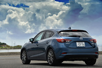 2013年10月にセダンとハッチバックの2タイプでデビューした、現行型「マツダ・アクセラ」。2016年7月に、そのマイナーチェンジ版が発売された。