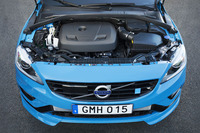 1969ccの直4ツインチャージャーエンジンは367psと47.9kgmを発生。1リッター当たりの出力は186ps超というハイチューンユニットである。