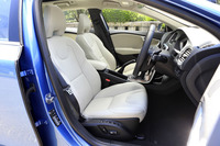 「V40 D4 SE」のインテリア。写真の本革シートは有償のメーカーオプションとなる。
    