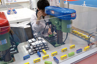 見ている前で専用の機械を使って組み立ててくれる。