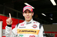 4連続5回目のポールポジションを獲得した小暮卓史。しかし、今シーズンいまだにノーポイントで、なんとしても結果を残したかったが、トップを快走していた14周目にコースアウトし痛恨のリタイアをきっした。