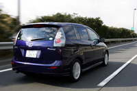 【スペック】20S：全長×全幅×全高＝4555×1745×1615mm/ホイールベース＝2750mm/車重＝1470kg/駆動方式＝FF/2リッター直4DOHC16バルブ（145ps/6000rpm、18.5kgm/4000rpm）/価格＝205万8000円（テスト車＝279万3000円／電動両側スライドドア＝10万5000円／ミュージックHDD本体＝5万7750円／ボイスコントロールDVDナビゲーションシステム＝27万3000円／DSC(ダイナミック・スタビリティ・コントロールシステム：横滑り防止機構)+TCS＝5万2500円／リアエンターテインメントシステム＝18万9000円／205/55R16 89Vタイヤ＋16インチアルミホイール＝2万6250円／特別塗装色＝3万1500円）