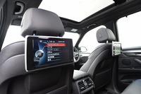 試乗車にはオプションの「リア・エンターテインメント・システム」（35万円）が装着されていた。