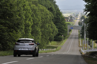 ひたすらまっすぐな道が続く北海道。試乗日は交通量も少なく、低速でえんえんと走り続けるようなシチュエーションが続いた。
    