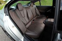 6：4分割可倒式のリアシート。3人用だが、中央席ではセンターコンソールをまたいで座ることになる。