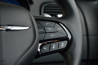 
	クルーズコントロール機能の操作スイッチは、ステアリングホイールの右側スポーク上に集約されている。
	