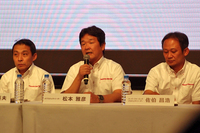 今シーズンのSUPER GTに関する、記者団からの質問に答える松本雅彦氏（写真中央）。
    