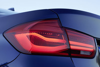 リアコンビネーションランプはLEDのライトバーを採用したものに改められた。
    