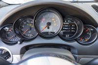 5つの丸型メーターで構成される計器盤。中央にはエンジン回転計がレイアウトされる。
    