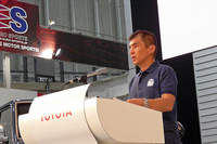 2014年8月25日の発表会において、「70系」の復活をファンに報告する小鑓さん。