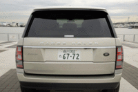 レンジローバー伝統の、上下分割式テールゲートは、上部・下部ともに電動開閉式となる。（写真をクリックするとシートアレンジの様子が見られます）