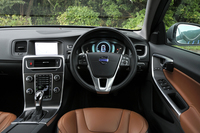 「V60 T4 SE」のインパネまわり。一新されたメーターと、ピアノブラックのシフトノブが2014年モデルの特徴。
    