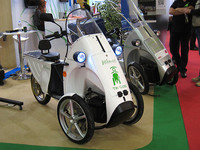 ヴェレアンスの「トリオード」。ピアジオの3輪スクーターのように車体を傾けて曲がる。2011年に生産開始予定。